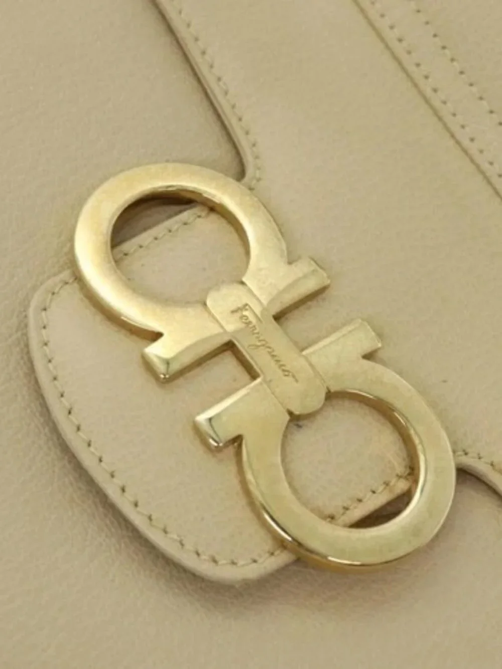 Salvatore Ferragamo Gancini Shoulder Bag Leather Beige Gold Auth 91285